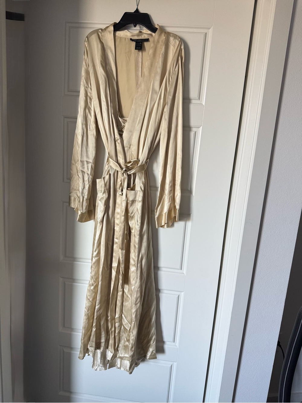 Donna Karan vintage Cream 100% silk Long Wrap Robe with Tie Belt
